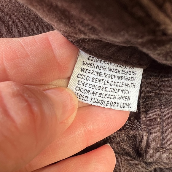 Brown cropped cargo pants w cool pockets & fun toggle at hem. Cotton w stretch! - Picture 11 of 11